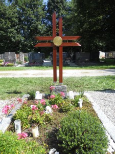 Grabkreuz angelehnt an das Triumphkreuz, das Kaiser Konstantin Stauseeholz Walaba