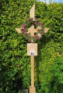 Grab Kreuz Wiedersehen als Provisorium am Friedhof in Rosenheim